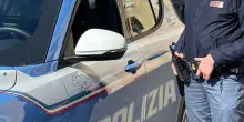 Ladispoli, gli "corregge" il caff&egrave; per rubargli la fede