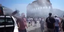 Caldo record, a Roma nebulizzatori d'acqua sui turisti al Colosseo | GUARDA