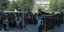 Milano si sottomette all'Islam: maxi corteo con le donne recintate