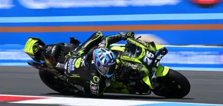 Fernandez vince la sprint di Assen, terzo Di Giannantonio davanti a Bezzecchi