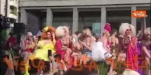 Elodie sul carro del Milano Pride con il ventaglio arcobaleno