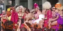 Elodie sul carro del Milano Pride per lei un look sexy con reggiseno di strass e occhiali da sole