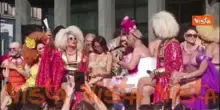 Sei una cantante, una ballerina sul cubo, un'icona. Complimenti per Elodie su carro del Milano Pride