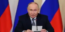 L'ammissione di Putin: "Manca la benzina". Ipotesi stop all'export