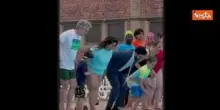 Il sindaco di New York Mamdani si tuffa con il completo per apertura piscine pubbliche all'aperto