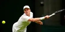 Sinner soffre al debutto a Wimbledon ma batte Kecmanovic in 5 set