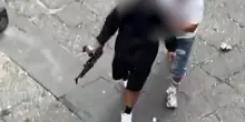 Follia a Napoli: rissa, spari e il ragazzo che gira con il mitra in pugno | VIDEO
