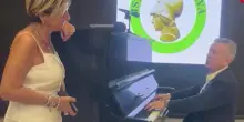 Pupo fa l'esame orale e poi si esibisce al piano sulle note di "Un amore grande" | GUARDA