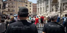 Fontana di Trevi in mano ai truffatori, i commercianti si pagano i vigilantes