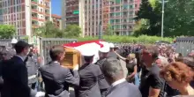 Milano, folla e applausi per ultimo saluto ad agente Polizia Locale Imprezzabile