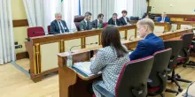 Ecco perch&eacute; "dieci dosi per ogni cittadino". FdI tuona: "Soldi sperperati e verit&agrave; scomode"