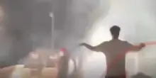 Follia maranza al Colosseo. Fuochi e vigili aggrediti: tre fermati. I video choc