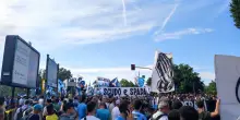 Lazio, il corteo e la protesta dei tifosi contro Lotito: "Libert&agrave;"