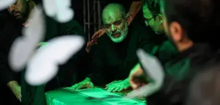 Colpo di scena in Iran: dopo mesi riappare il capo dei Pasdaran accanto alla bara di Khamenei