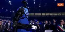 Meloni accolta da un robot umanoide al Congresso Uil: &Egrave; un grande onore darle il benvenuto