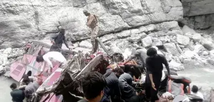 Bus precipita in un burrone in Pakistan, almeno 40 morti