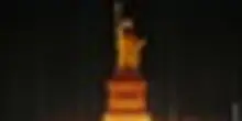 Francia illumina la Statua della Libert&agrave; a New York