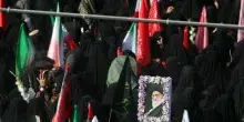 Iran, paese blindato per i funerali di Khamenei. Cori contro Israele e Usa