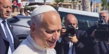 Papa Leone XIV arriva a Lampedusa e saluta i fedeli, le immagini