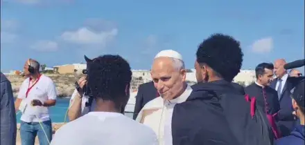 Papa Leone a Lampedusa benedice targa al molo Favaloro intitolata a Bergoglio