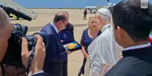 Lampedusa, il presidente della Regione Schifani dona simbolo Sicilia al Papa