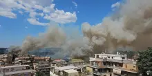 Inferno di fuoco e fiamme di dieci metri: mezza Roma sotto una nube di fumo | VIDEO