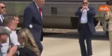 Trump scende da carrozza ferroviaria decorata per 250esimo Usa. Accolto da bagno di folla