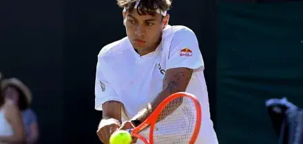 Cobolli piega Khachanov in 5 set e vola agli ottavi di Wimbledon