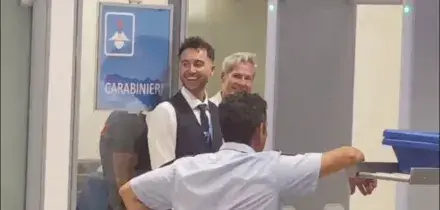 Lampedusa, in aeroporto tutti cantano Baglioni alla presenza del cantautore