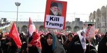 "Uccidere Trump" e gi&ugrave; applausi. Le minacce al funerale di Khamenei