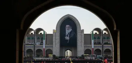 In migliaia a Teheran per la cerimonia funebre di Ali Khamenei