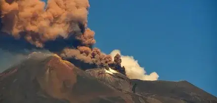 L'Etna si sveglia. Esplosioni e cenere: livello di allerta rosso