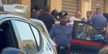 Omicidio a Palermo, l'uomo barricato si arrende e viene arrestato: le immagini