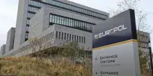 Europol, sgominata rete di stupratori: drogavano e violentavano le partner filmando gli abusi