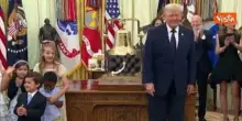Trump suona campanella di apertura della Borsa di Wall Street dallo Studio Ovale della Casa Bianca
