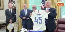 Infantino (Fifa) nel 2018 mostra a Trump i cartellini giallo e rosso nello Studio Ovale