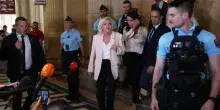 Parigi, ecco la sentenza di appello per Le Pen. Potr&agrave; correre per l'Eliseo