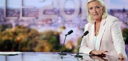 Parigi, Le Pen scende in campo e punta all'Eliseo: "Sono innocente e far&ograve; ricorso"