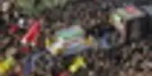 La folla accoglie il feretro di Khamenei a Najaf, citt&agrave; sciita in Iraq