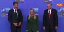 Erdogan con mano sul cuore, il saluto affettuoso per la premier Meloni al vertice Nato di Ankara