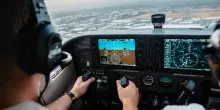 Istruttore di volo lascia l'allieva ai comandi e si getta nel vuoto: "Sai cosa fare"
