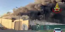 Milano, scoppia un incendio all'interno di un capannone: le immagini