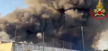 Milano, maxi-incendio in un deposito: colonna di fumo e aria irrespirabile | VIDEO