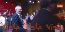 Il campo largo si riunisce a Napoli, l'abbraccio di Bonelli, Conte, Fratoianni e Schelin sul palco