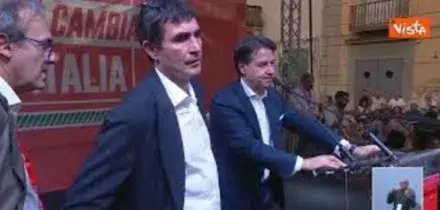"Vergogna, fuori, buffoni", Potere al Popolo contesta leader campo largo riuniti a Napoli