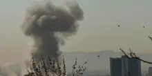 Gli Stati Uniti colpiscono 90 obiettivi in Iran, Teheran attacca basi Usa