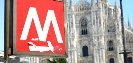 "Cosa guardi?" Musulmano sfregia ragazza in metropolitana