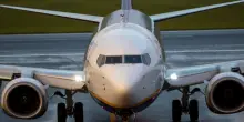 Terrore su un volo Ryanair, passeggero risucchiato dal finestrino esploso