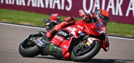 Marc Marquez in pole al Sachsenring, caduta per Bezzecchi