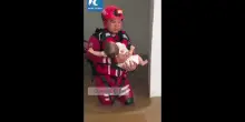 Cina, vigile del fuoco salva bimbo di tre mesi dalle inondazioni